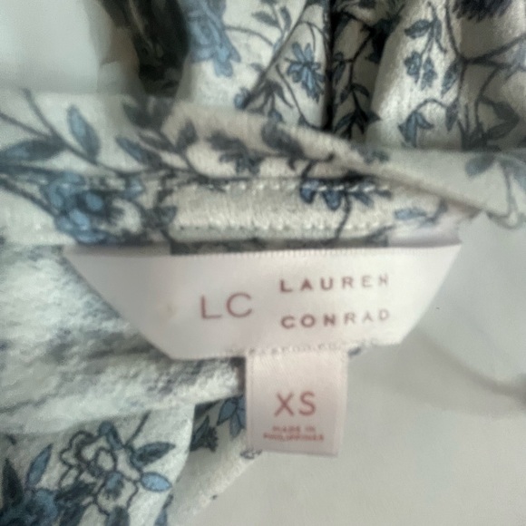 LC LAUREN CONRAD floral Short Sleeve Fitted T-Shirt - Picture 7 of 9